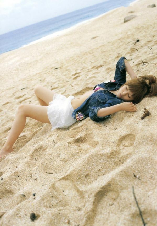 若槻千夏   若槻千夏《Chinatty》写真集：经典户外比基尼与浴室清纯诱惑，展现完美身材与活力美感第104张图片
