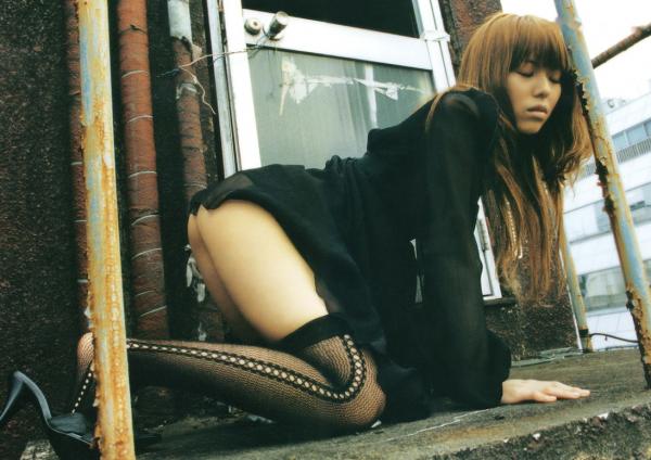 若槻千夏   若槻千夏《Chinatty》写真集：经典户外比基尼与浴室清纯诱惑，展现完美身材与活力美感第124张图片