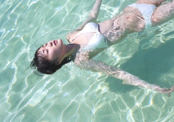 工藤遥   PB写真集_工藤遥《ハルカゼ》：海滩泳池比基尼与冰雪冬日私房照 [101P]第80张图片