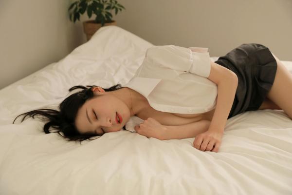 細谷理紗 细谷理纱  韩国美女Risa私房照：精致校服制服诱惑，演绎叛逆坏学生角色扮演，清纯可爱与性感气质完美融合，室内场景拍摄，视觉效果十足第58张图片
