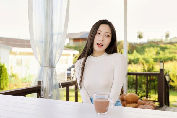 細谷理紗 细谷理纱  韩国美女Risa：第一堂课户外私房写真，清新紧身白衣勾勒曼妙曲线，韩系女神清纯与性感并存，极品美腿大尺度推荐第7张图片