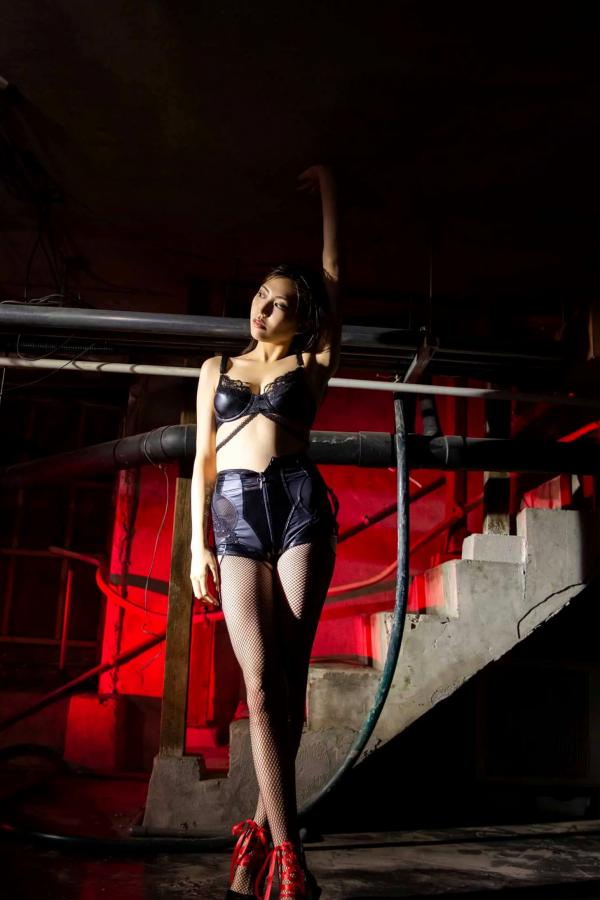 岩﨑名美  岩﨑名美 - THE LAST MISSION [73P] 丝绸睡衣性感私房写真 暗调优雅美腿诱惑第3张图片