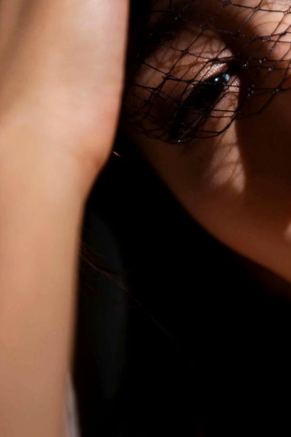 岩﨑名美  岩﨑名美 - THE LAST MISSION [73P] 丝绸睡衣性感私房写真 暗调优雅美腿诱惑第6张图片