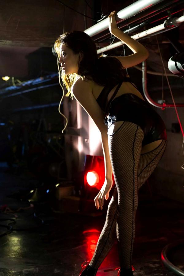岩﨑名美  岩﨑名美 - THE LAST MISSION [73P] 丝绸睡衣性感私房写真 暗调优雅美腿诱惑第12张图片