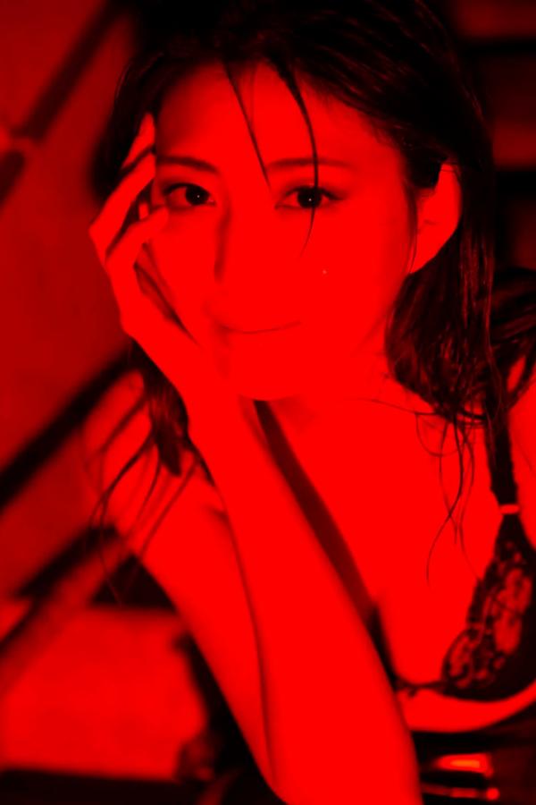岩﨑名美  岩﨑名美 - THE LAST MISSION [73P] 丝绸睡衣性感私房写真 暗调优雅美腿诱惑第13张图片