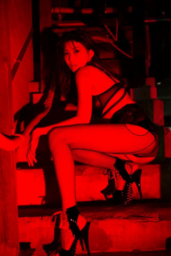 岩﨑名美  岩﨑名美 - THE LAST MISSION [73P] 丝绸睡衣性感私房写真 暗调优雅美腿诱惑第14张图片