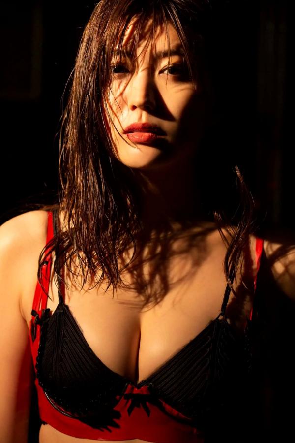 岩﨑名美  岩﨑名美 - THE LAST MISSION [73P] 丝绸睡衣性感私房写真 暗调优雅美腿诱惑第24张图片