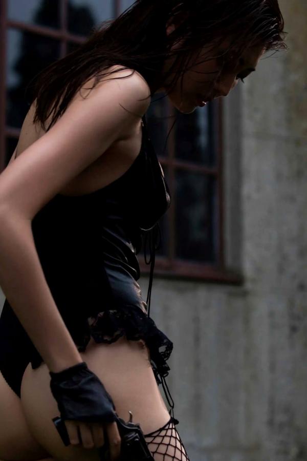 岩﨑名美  岩﨑名美 - THE LAST MISSION [73P] 丝绸睡衣性感私房写真 暗调优雅美腿诱惑第28张图片