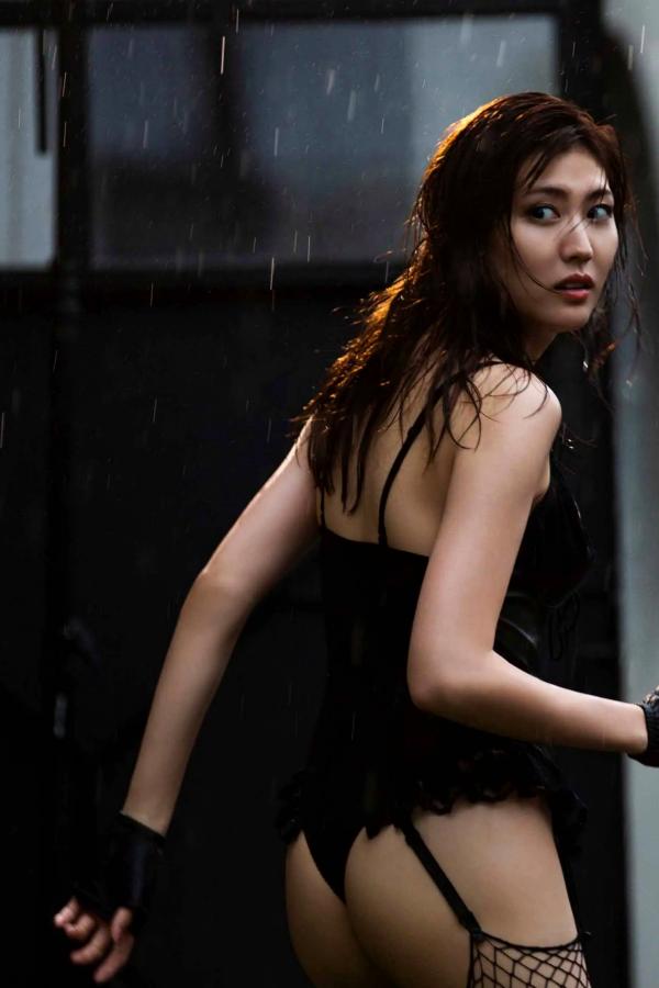 岩﨑名美  岩﨑名美 - THE LAST MISSION [73P] 丝绸睡衣性感私房写真 暗调优雅美腿诱惑第32张图片
