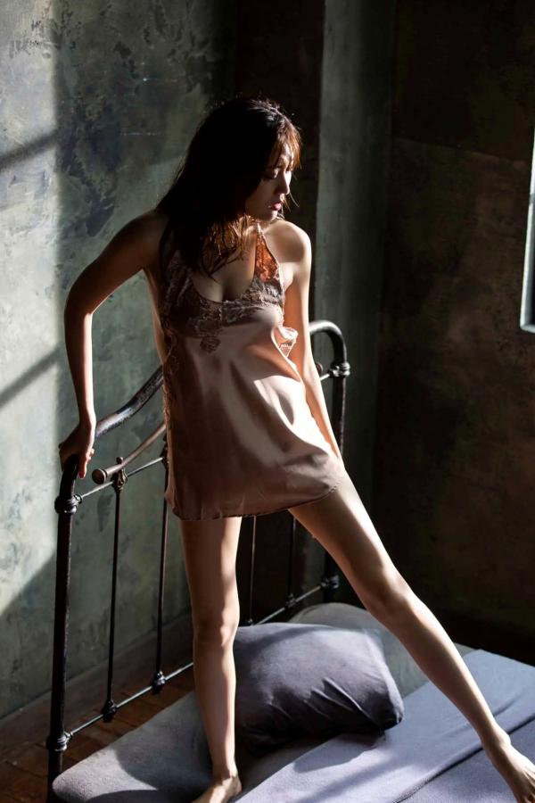 岩﨑名美  岩﨑名美 - THE LAST MISSION [73P] 丝绸睡衣性感私房写真 暗调优雅美腿诱惑第46张图片