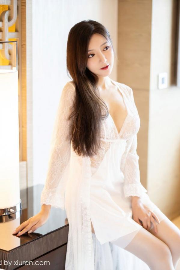 王馨瑶  王馨瑶江浙沪旅拍 精致的白色连衣裙第5张图片