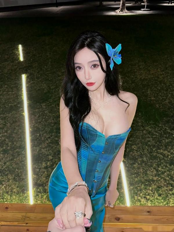 王馨瑶   [XR] 王馨瑶Yanni紫色情趣私房照，高贵吊带丝袜诱惑，极致性感美腿，绝美胴体视觉盛宴[76P]第13张图片