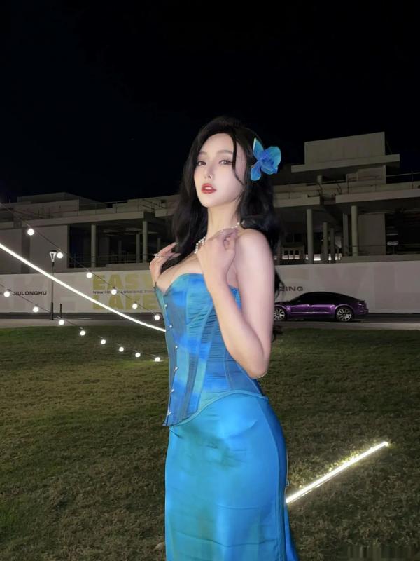 王馨瑶   [XR] 王馨瑶Yanni紫色情趣私房照，高贵吊带丝袜诱惑，极致性感美腿，绝美胴体视觉盛宴[76P]第35张图片