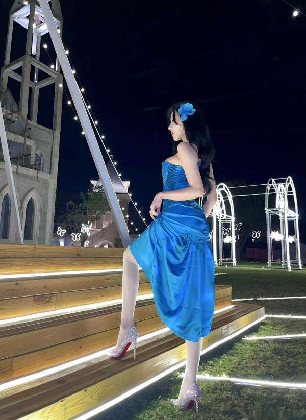 王馨瑶   [XR] 王馨瑶Yanni紫色情趣私房照，高贵吊带丝袜诱惑，极致性感美腿，绝美胴体视觉盛宴[76P]第38张图片