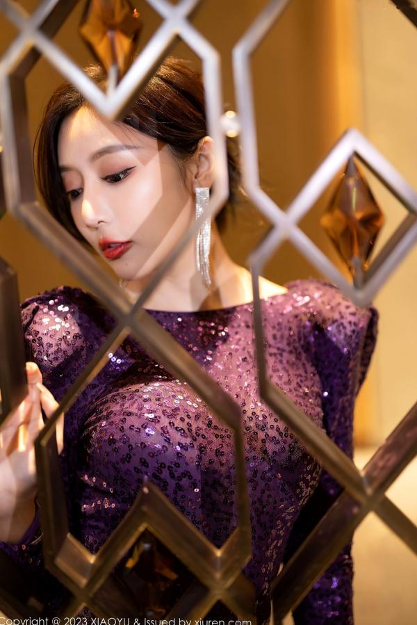 王馨瑶   王馨瑶Yanni性感私房照：紫色亮片露背礼裙搭配超薄黑丝，演绎撩人室内诱惑与高级时尚感第6张图片