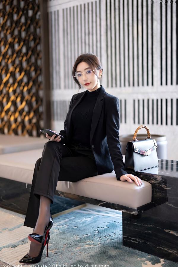 王馨瑶   XiaoYu语画界-王馨瑶Yanni黑丝OL职场诱惑与蕾丝内衣私房写真，极致身材演绎干练与性感双重风格，无圣光大尺度唯美呈现第11张图片
