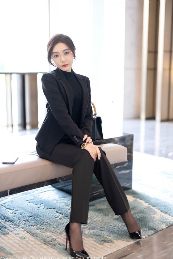 王馨瑶   XiaoYu语画界-王馨瑶Yanni黑丝OL职场诱惑与蕾丝内衣私房写真，极致身材演绎干练与性感双重风格，无圣光大尺度唯美呈现第14张图片