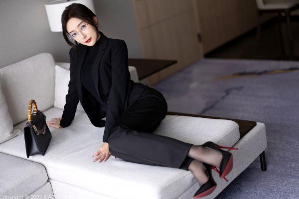 王馨瑶   XiaoYu语画界-王馨瑶Yanni黑丝OL职场诱惑与蕾丝内衣私房写真，极致身材演绎干练与性感双重风格，无圣光大尺度唯美呈现第27张图片