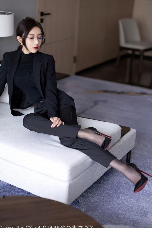 王馨瑶   XiaoYu语画界-王馨瑶Yanni黑丝OL职场诱惑与蕾丝内衣私房写真，极致身材演绎干练与性感双重风格，无圣光大尺度唯美呈现第28张图片