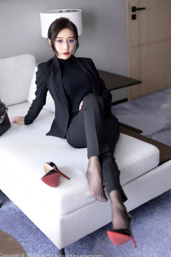 王馨瑶   XiaoYu语画界-王馨瑶Yanni黑丝OL职场诱惑与蕾丝内衣私房写真，极致身材演绎干练与性感双重风格，无圣光大尺度唯美呈现第30张图片