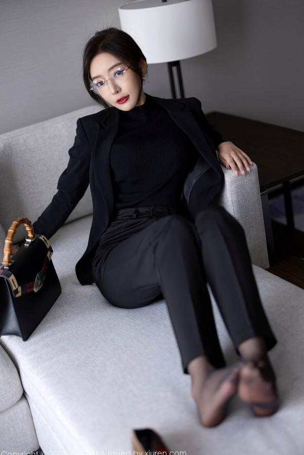 王馨瑶   XiaoYu语画界-王馨瑶Yanni黑丝OL职场诱惑与蕾丝内衣私房写真，极致身材演绎干练与性感双重风格，无圣光大尺度唯美呈现第31张图片