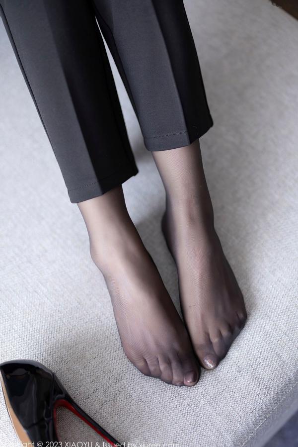 王馨瑶   XiaoYu语画界-王馨瑶Yanni黑丝OL职场诱惑与蕾丝内衣私房写真，极致身材演绎干练与性感双重风格，无圣光大尺度唯美呈现第33张图片