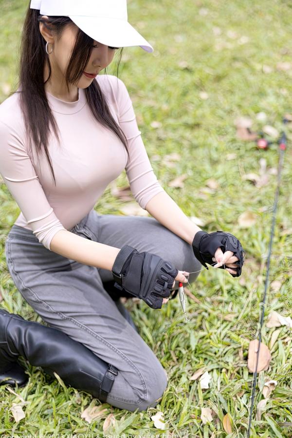 王馨瑶   XiaoYu语画界952：王馨瑶Yanni室内私房写真，浅灰收身上衣搭配性感连体丝袜，尽显极品撩人曲线与大尺度诱惑美感第6张图片
