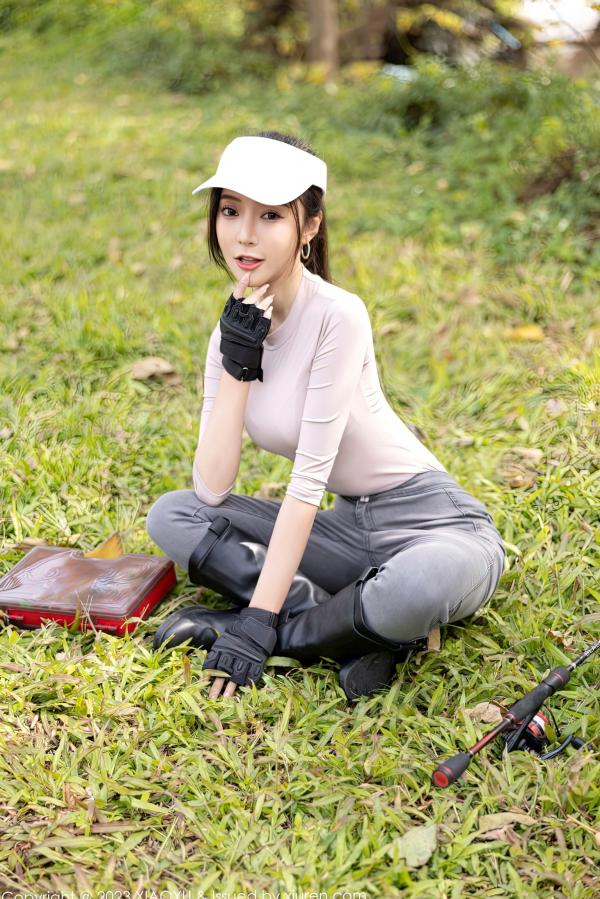 王馨瑶   XiaoYu语画界952：王馨瑶Yanni室内私房写真，浅灰收身上衣搭配性感连体丝袜，尽显极品撩人曲线与大尺度诱惑美感第15张图片