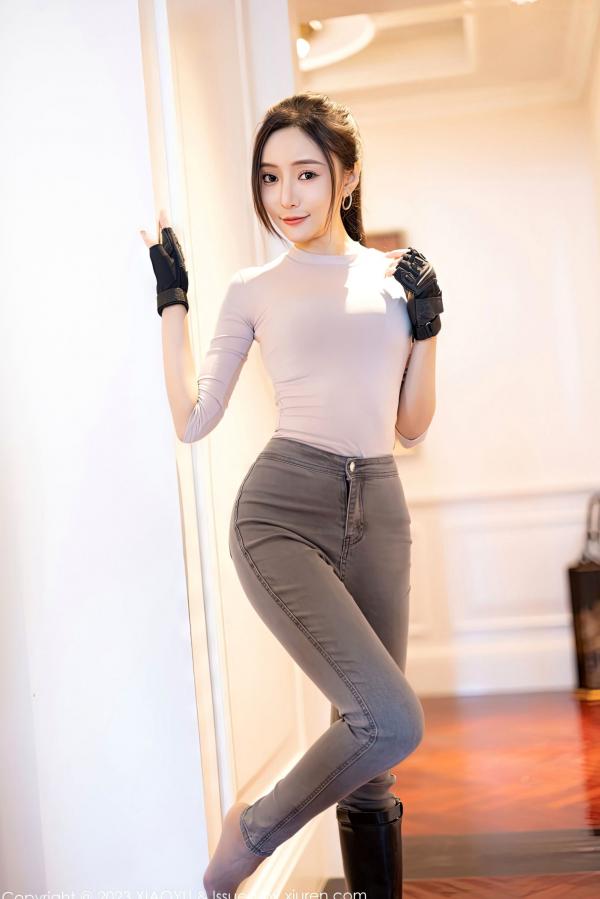 王馨瑶   XiaoYu语画界952：王馨瑶Yanni室内私房写真，浅灰收身上衣搭配性感连体丝袜，尽显极品撩人曲线与大尺度诱惑美感第26张图片