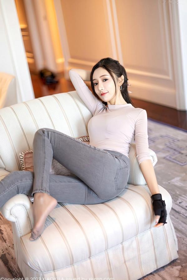 王馨瑶   XiaoYu语画界952：王馨瑶Yanni室内私房写真，浅灰收身上衣搭配性感连体丝袜，尽显极品撩人曲线与大尺度诱惑美感第27张图片