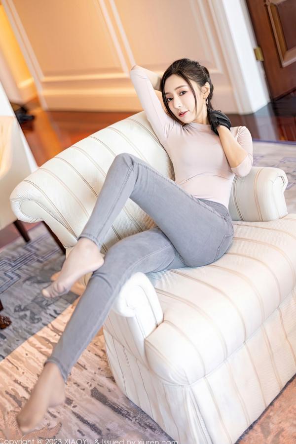 王馨瑶   XiaoYu语画界952：王馨瑶Yanni室内私房写真，浅灰收身上衣搭配性感连体丝袜，尽显极品撩人曲线与大尺度诱惑美感第28张图片
