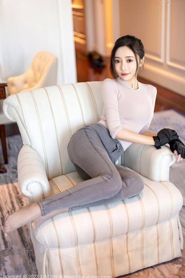 王馨瑶   XiaoYu语画界952：王馨瑶Yanni室内私房写真，浅灰收身上衣搭配性感连体丝袜，尽显极品撩人曲线与大尺度诱惑美感第30张图片
