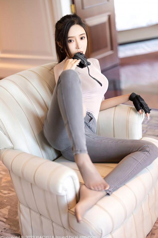 王馨瑶   XiaoYu语画界952：王馨瑶Yanni室内私房写真，浅灰收身上衣搭配性感连体丝袜，尽显极品撩人曲线与大尺度诱惑美感第33张图片