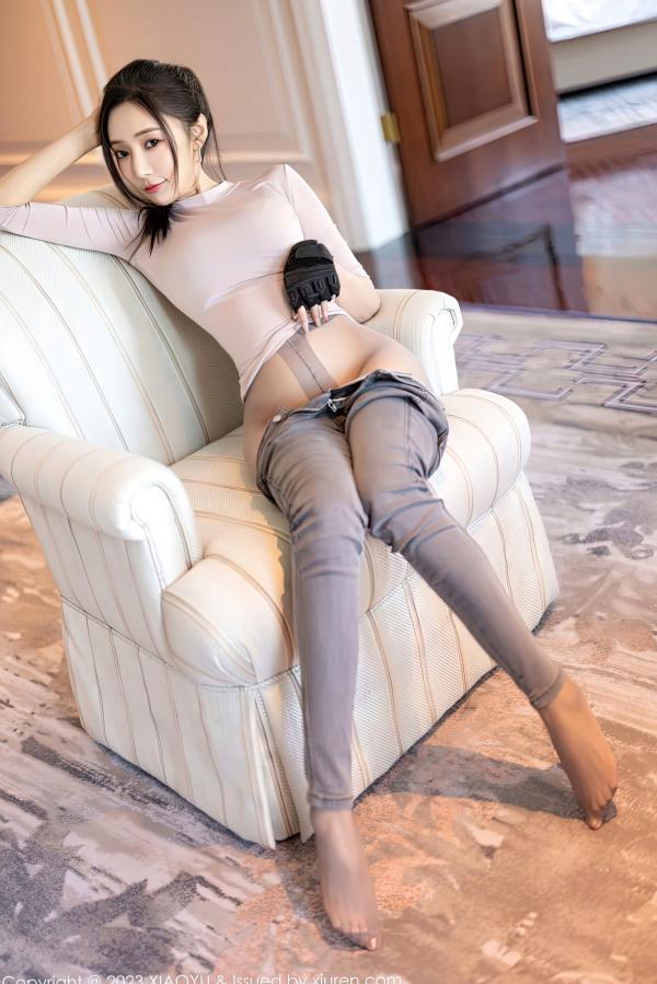 王馨瑶   XiaoYu语画界952：王馨瑶Yanni室内私房写真，浅灰收身上衣搭配性感连体丝袜，尽显极品撩人曲线与大尺度诱惑美感第41张图片