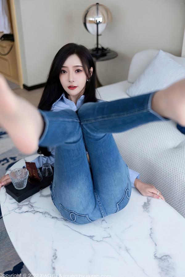 王馨瑶   XiaoYu语画界904-王馨瑶Yanni杭州旅拍-浅蓝衬衫紧身牛仔裤-白色内衣私房照-极致诱惑女神-2022.11.15第34张图片