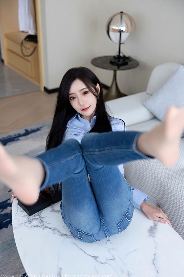 王馨瑶   XiaoYu语画界904-王馨瑶Yanni杭州旅拍-浅蓝衬衫紧身牛仔裤-白色内衣私房照-极致诱惑女神-2022.11.15第35张图片