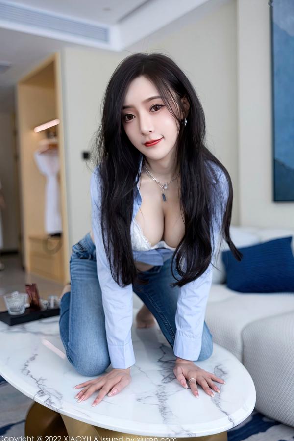 王馨瑶   XiaoYu语画界904-王馨瑶Yanni杭州旅拍-浅蓝衬衫紧身牛仔裤-白色内衣私房照-极致诱惑女神-2022.11.15第38张图片