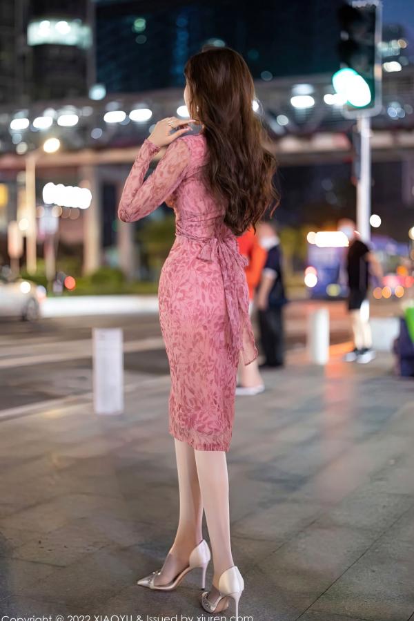 王馨瑶   XiaoYu语画界王馨瑶Yanni私房写真：浅粉蕾丝裙搭配白丝高跟，尽显酒店绝美曲线诱惑，精致妆容呈现大尺度视觉盛宴第1张图片
