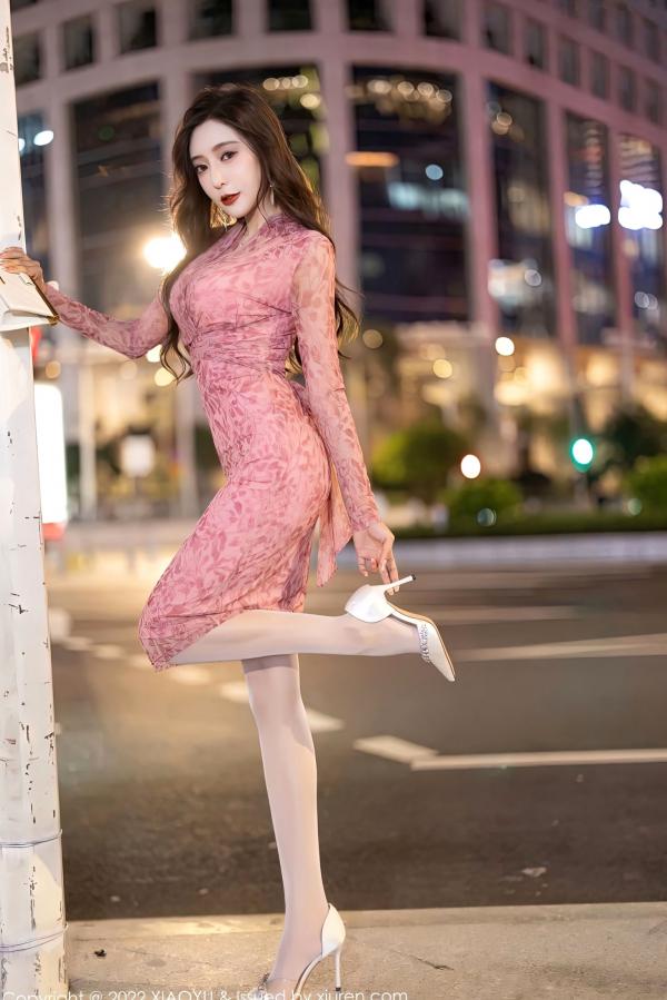 王馨瑶   XiaoYu语画界王馨瑶Yanni私房写真：浅粉蕾丝裙搭配白丝高跟，尽显酒店绝美曲线诱惑，精致妆容呈现大尺度视觉盛宴第8张图片