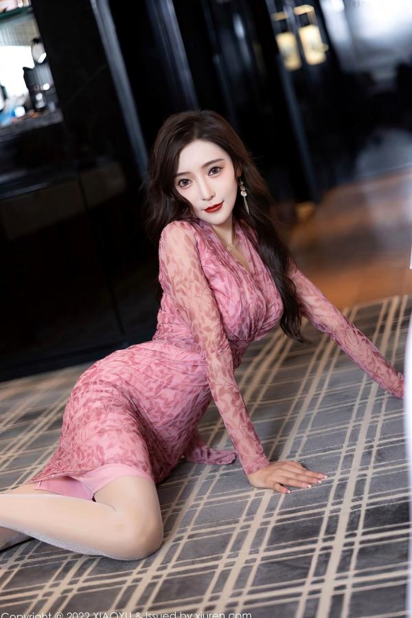 王馨瑶   XiaoYu语画界王馨瑶Yanni私房写真：浅粉蕾丝裙搭配白丝高跟，尽显酒店绝美曲线诱惑，精致妆容呈现大尺度视觉盛宴第18张图片