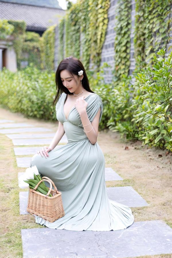 王馨瑶   XiaoYu语画界-896-王馨瑶Yanni-杭州旅拍灰绿色连衣裙与清新白色比基尼-室内优雅与池畔诱惑第8张图片