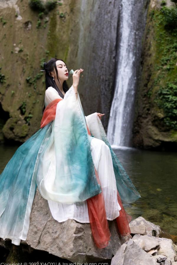 王馨瑶   XiaoYu语画界：王馨瑶Yanni杭州户外旅拍，素雅汉服国风写真，清纯仙气与丝袜诱惑尽显东方风韵第1张图片