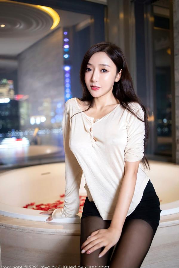 王馨瑶   王馨瑶Yanni私房大片：MyGirl美媛馆江浙沪夜景浴室湿身诱惑，白T黑丝与玫瑰花瓣的极致性感碰撞第5张图片