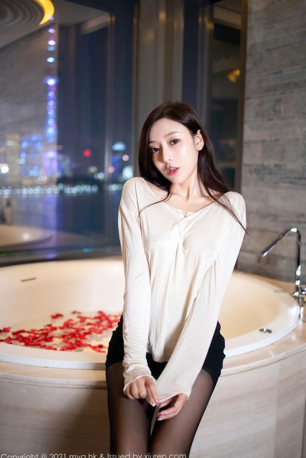 王馨瑶   王馨瑶Yanni私房大片：MyGirl美媛馆江浙沪夜景浴室湿身诱惑，白T黑丝与玫瑰花瓣的极致性感碰撞第6张图片
