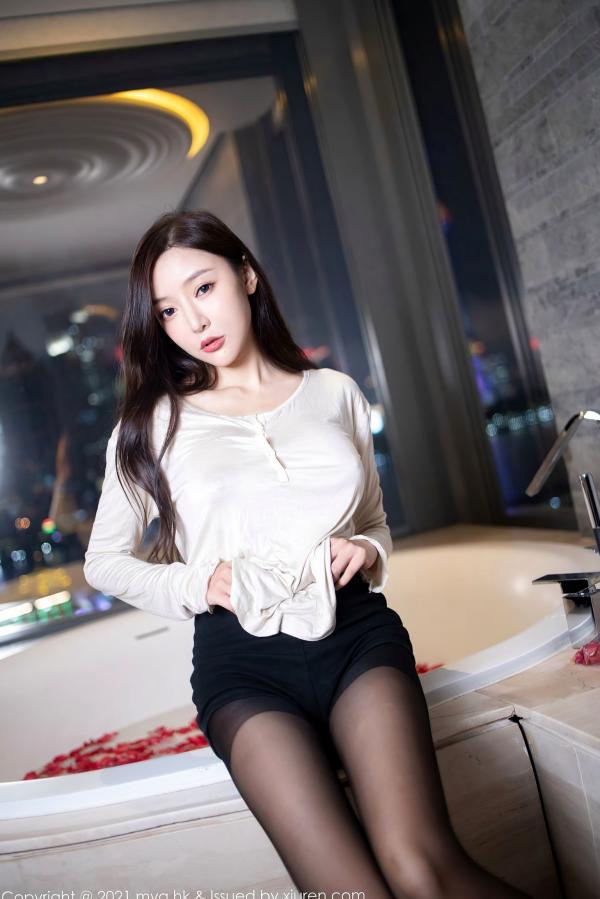 王馨瑶   王馨瑶Yanni私房大片：MyGirl美媛馆江浙沪夜景浴室湿身诱惑，白T黑丝与玫瑰花瓣的极致性感碰撞第18张图片