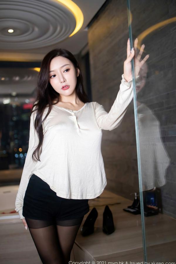 王馨瑶   王馨瑶Yanni私房大片：MyGirl美媛馆江浙沪夜景浴室湿身诱惑，白T黑丝与玫瑰花瓣的极致性感碰撞第20张图片