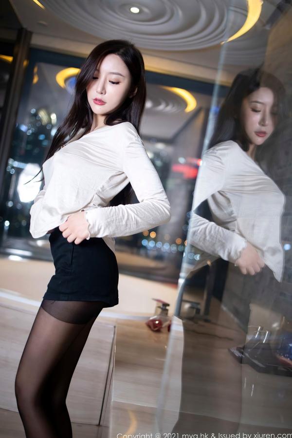 王馨瑶   王馨瑶Yanni私房大片：MyGirl美媛馆江浙沪夜景浴室湿身诱惑，白T黑丝与玫瑰花瓣的极致性感碰撞第21张图片
