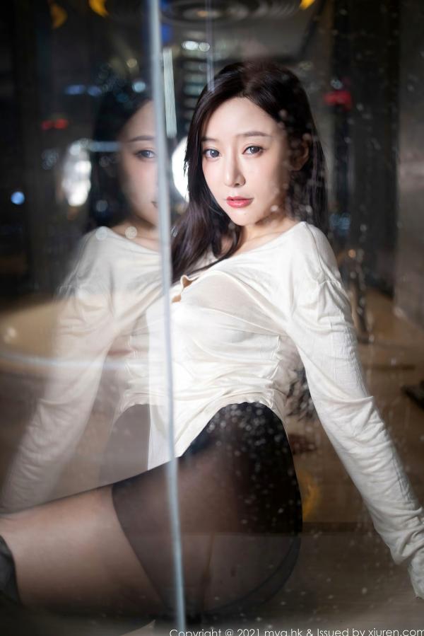 王馨瑶   王馨瑶Yanni私房大片：MyGirl美媛馆江浙沪夜景浴室湿身诱惑，白T黑丝与玫瑰花瓣的极致性感碰撞第31张图片