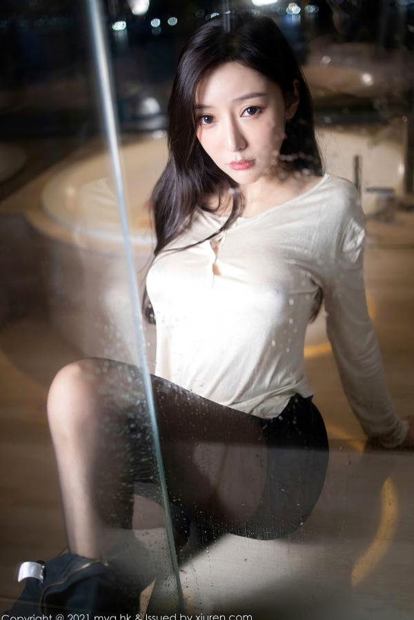 王馨瑶   王馨瑶Yanni私房大片：MyGirl美媛馆江浙沪夜景浴室湿身诱惑，白T黑丝与玫瑰花瓣的极致性感碰撞第32张图片