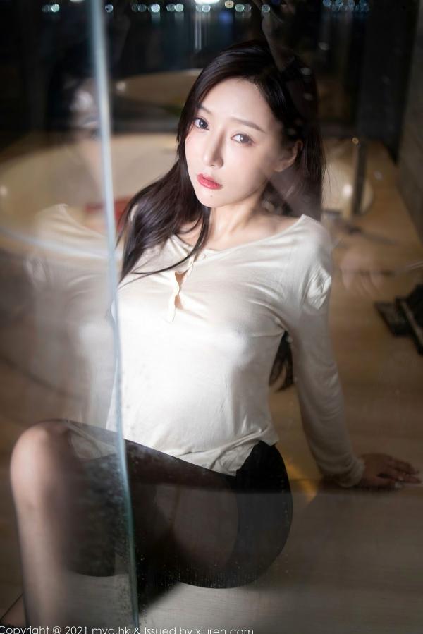 王馨瑶   王馨瑶Yanni私房大片：MyGirl美媛馆江浙沪夜景浴室湿身诱惑，白T黑丝与玫瑰花瓣的极致性感碰撞第33张图片